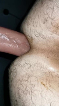 Fuckmachine pieprzy moją dupę głęboko z ogromnym dildo