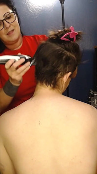 Flirterig haar dat Abby's hoofd snijdt