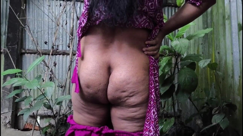 SAFI-SEXY: Aku ngeliat tanteku lagi kencing di kamar mandi sebelum aku...