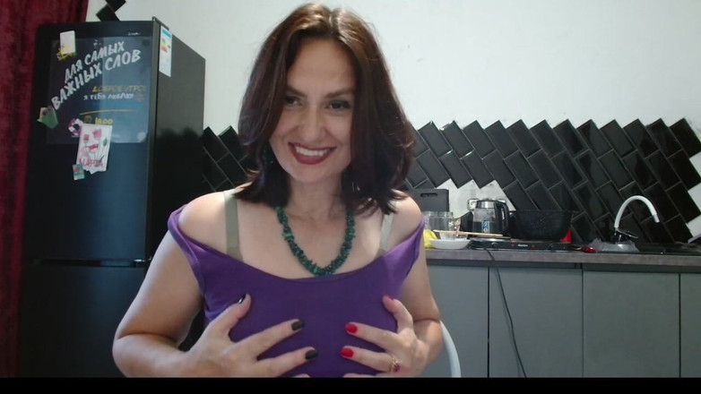 ANGELA_LADY: Розкута мамка знімає одяг і ворушить своєю дупою на кухні, демонструючи свої красиві пальці ніг