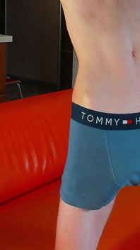 Această pulă uriașă nu se potrivește în Evgeny Twink Boxers