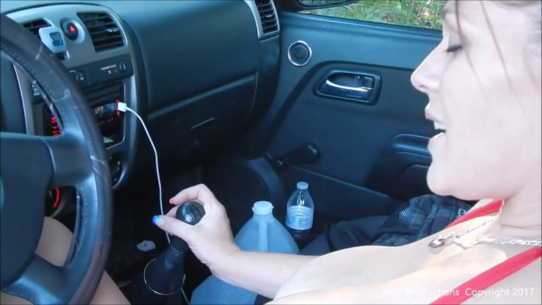 Nasty Girlfriends: Rebel ożywia chevy w mini spódniczki i szpilki