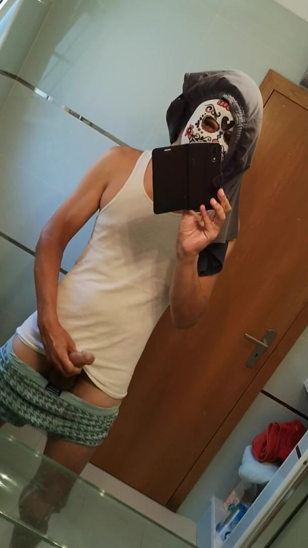 Rafael Torreano: Zamaskowany młody facet szarpie i strzela do ładunku