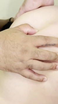 La donna sposata dà il culo a tre ragazzi e succhia il cazzo dalla camera da letto