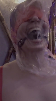 Múltiples orgasmos en Sybian mientras bondage bdsm juega en dungeon