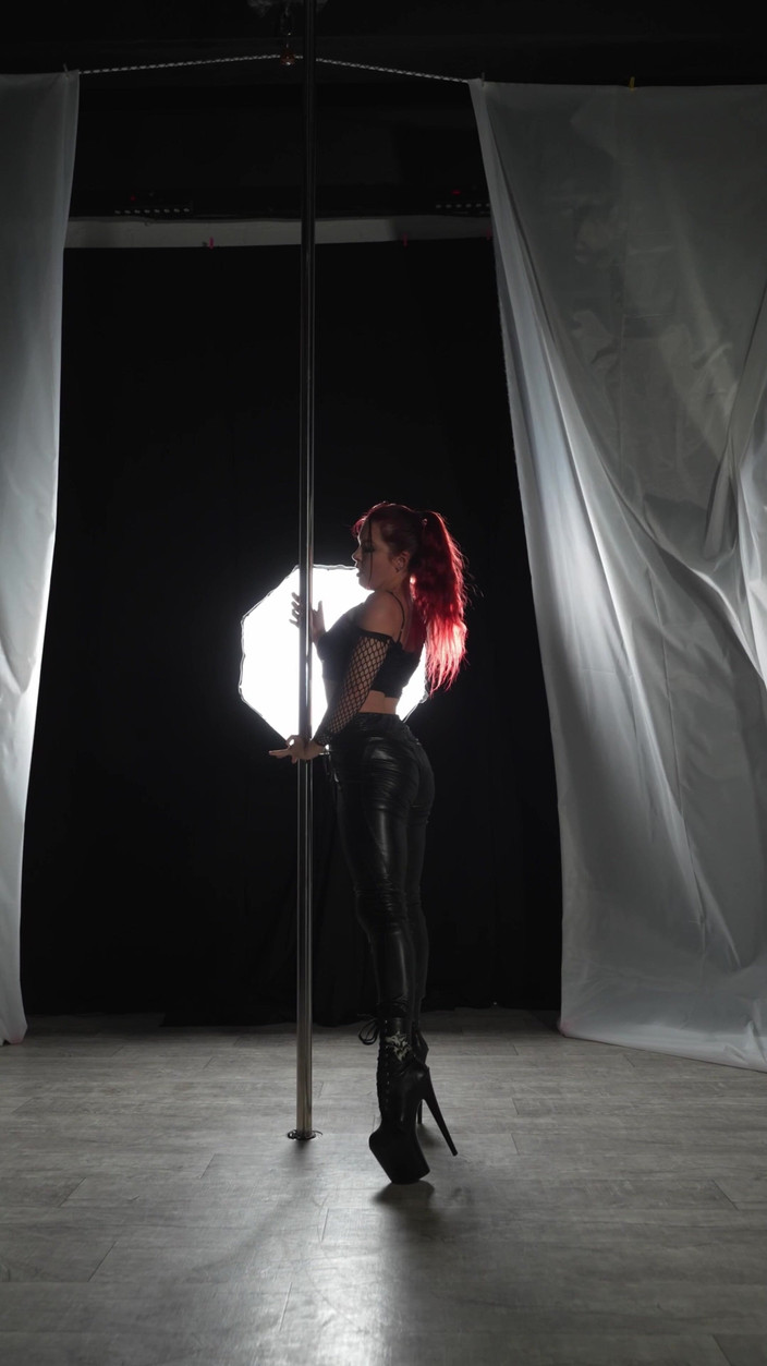 Renata Fox: Zeița Renata Fox dansează fascinant pe un stâlp