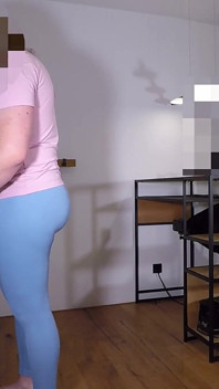 Trans üvey kız kardeş yemek pişirirken mastürbasyon yapıyor