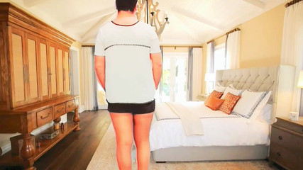 Kitty_Cross: Simpatico ragazzo effeminato che tira la felpa sul timido viso...