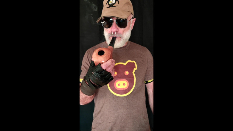 MusclesCigarsFFPig: Riesige pfeife raucht mann