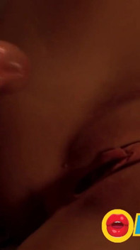 Kinky brunette met kleine tieten houdt van anaal en hunkert naar sperma in het gezicht