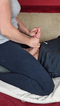 Nghiệp dư sụt cu với lượng tinh khổng lồ và sau khi xuất tinh handjob