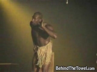 Behind The Towel: Parní strip show opouští dav prosící o více