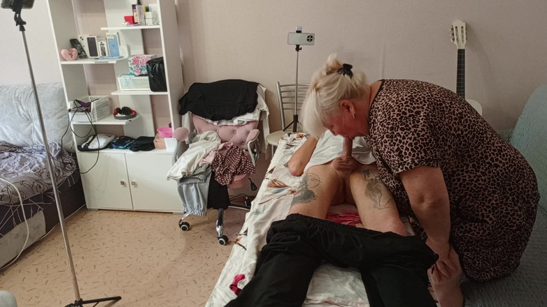 Zona901: Üvey annem masaj masasında sikimi emiyor ve sıvazlıyor ve döl...
