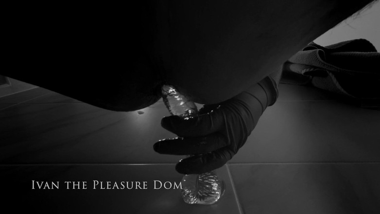 Ivan the Pleasure Dom: Evli adam duşta dildoyla oynuyor