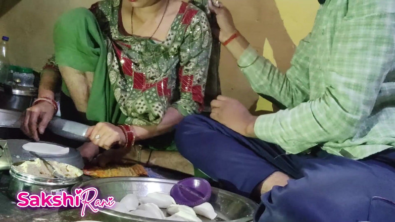 sakshi_raniii: Moje bhabi ošukaná v kuchyni na holi festival, aby Guziya