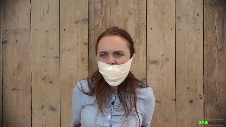 Gag Attack: Roxy - Mit klebeband geknebelt