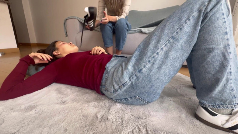 scarlettandc: 여친의 발 냄새를 맡는 페티쉬를 채우다