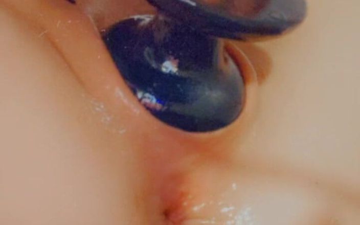 SklavinS_pervert: 德国奴隶sklavin用巨大的成人玩具训练奴隶，直到她的阴户流出来!!