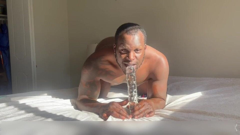 DADDYBLACKXXX: Papà black si scopa da solo con un dildo di...