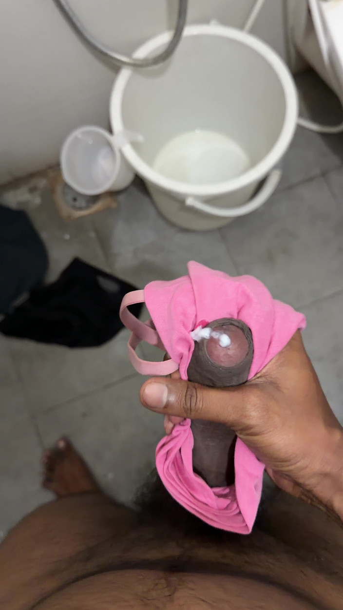 SubmitoBBC: Potrząsanie moją grubą BBC w majtkach przyrodniej siostry