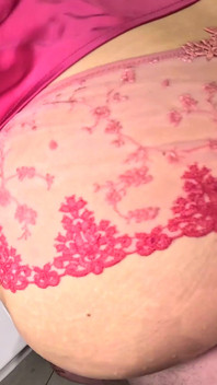 Milfka s kulatým zadkem má ohnutou vanu pro mokrou creampie kapající kundičku - Projectfundiary