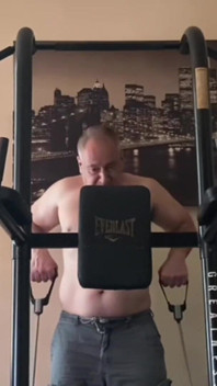 Uomo forte che si masturba dopo l'allenamento