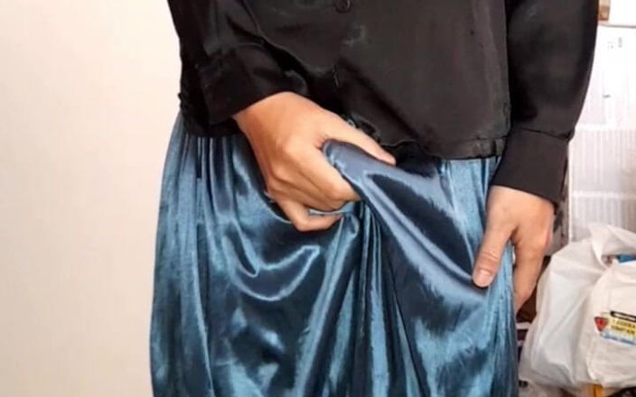 Naomisinka: Crossdresser acabando vistiendo blusa de seda de satén y falda...