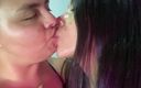 Zoe &amp; Melissa: लेस्बियन जीभ के साथ गहरा चुंबन