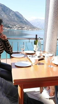 Public! J’ai branlé une bite sexy dans un restaurant