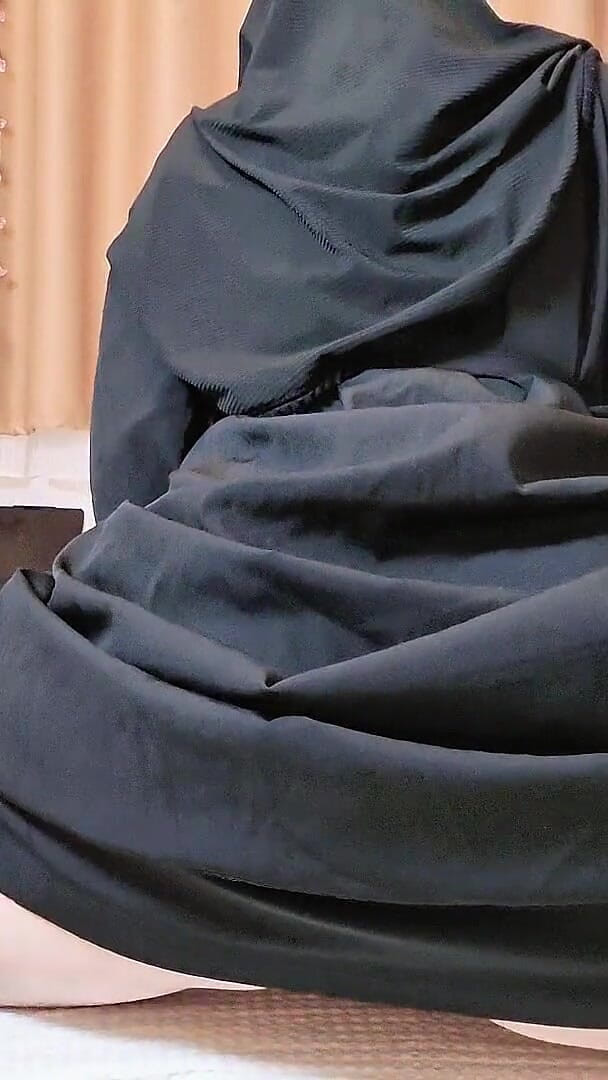 LittleMuslim: sharaarti maleshiyaee hijaabi larki abaaya men apni gand dikha rahi...