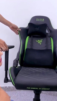 Gamerboy viene mentre fa un rapporto a tre con due pornostar bionde che vengono dal suo gioco - carla boom