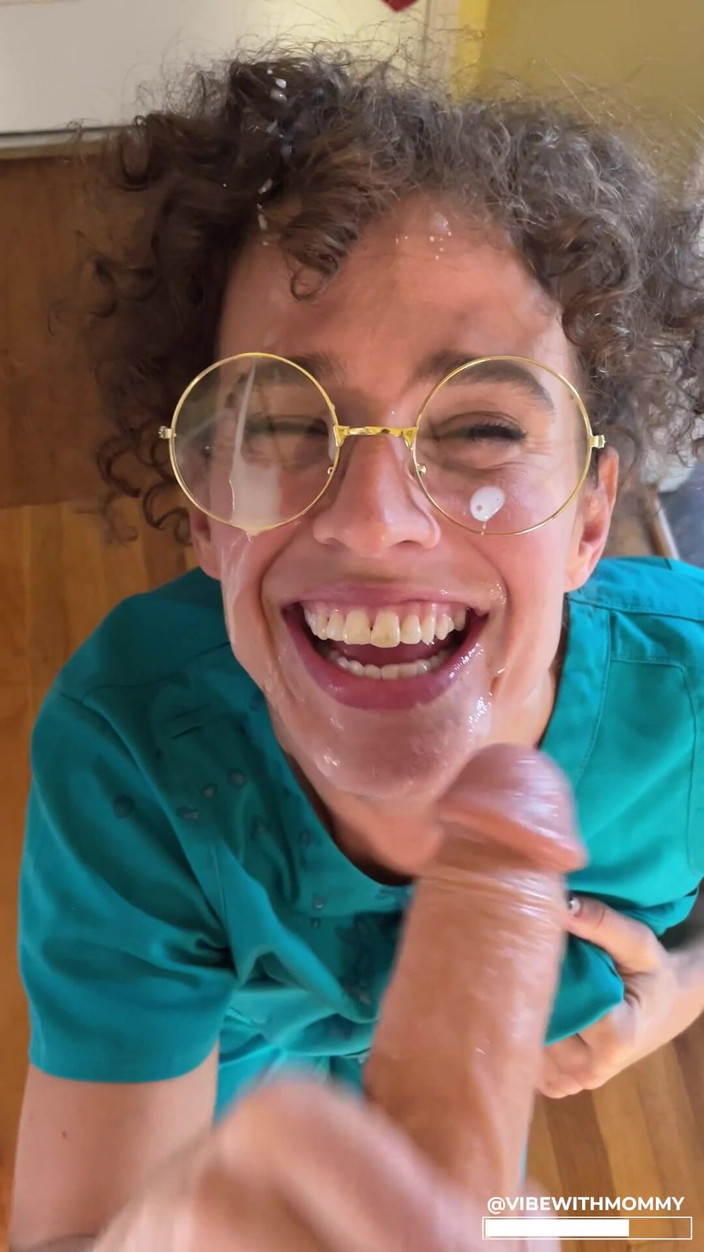 VibeWithMommy: Hemşire döl emiyor ve yüzüne boşalıyor