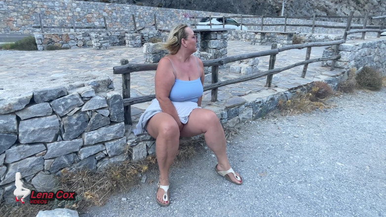 Lena Cox: Exploze nadržené manželky na parkovišti Obrubník