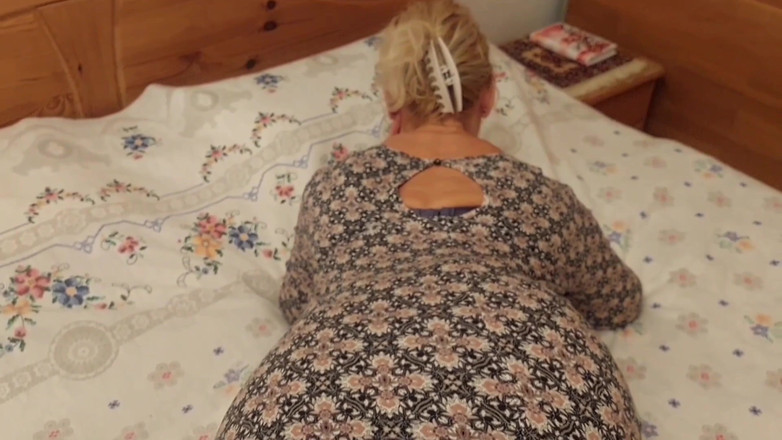 Selena701: 金发熟女人妻享受半衣性爱