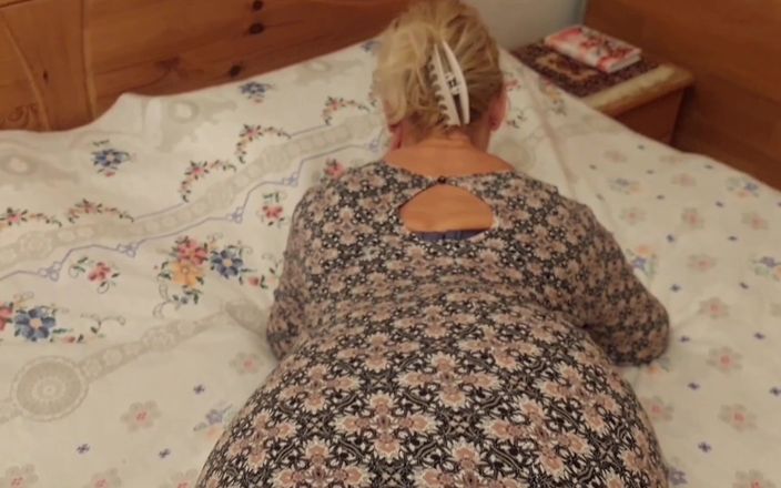 Selena701: Soția amatoare blondă matură se bucură de sex pe jumătate îmbrăcată