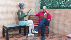 Swingersamateur40: 私は継父と一緒に通りに出て、公共の場で彼をファックします