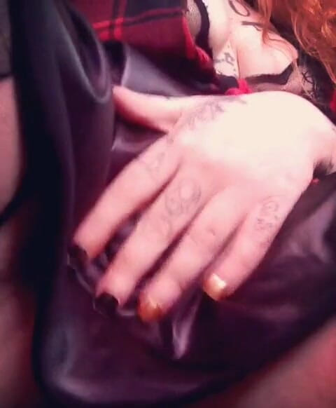 Estrella Steam: Kijk wat ik onder mijn rok draag! Wil je dat?