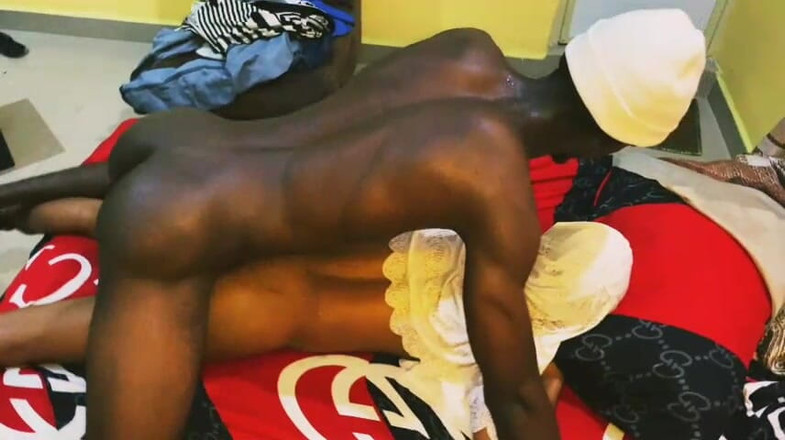 Fap zone: Musa protahování petite nadržená kundička hardcore s jeho obrovským černým ptákem