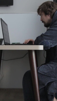 Ze verrast me terwijl ik onder tafel werk