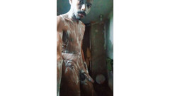 Asif kuma: Kouření při koupání v koupelně, celé video