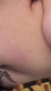 Cette grosse brune excitée à la chatte rasée est douée pour sucer les grosses bites mouillées et baiser