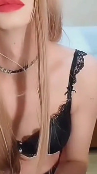 Vladasexytrans anal delikte büyük delik ve büyük dildoya sahip