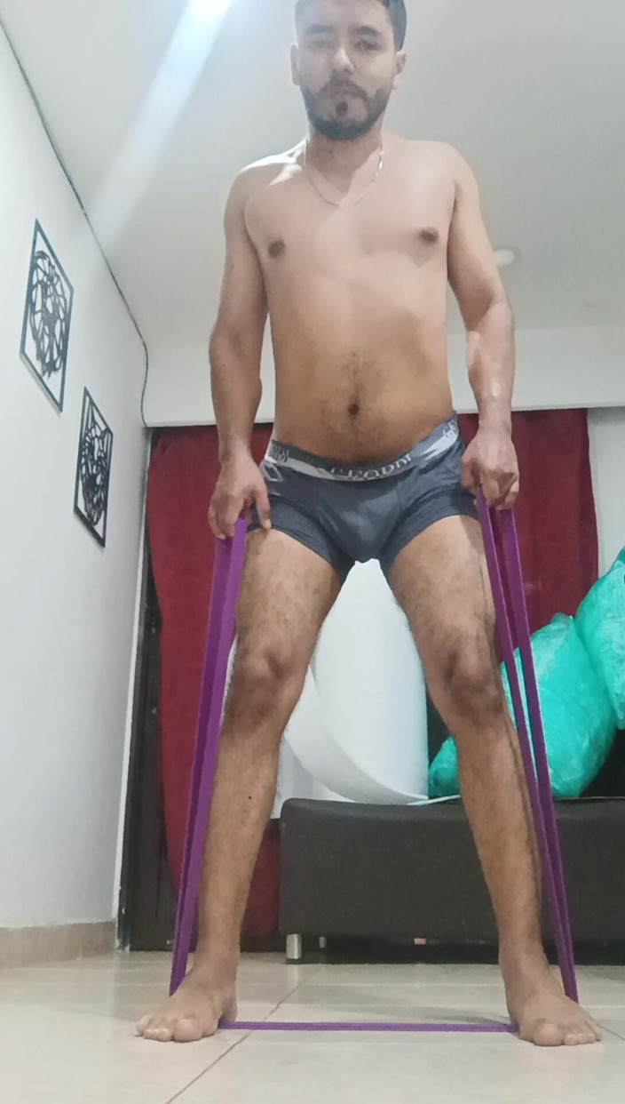 Tommhot: 집에서 운동하는 털이 무성한 라틴계 섹시녀