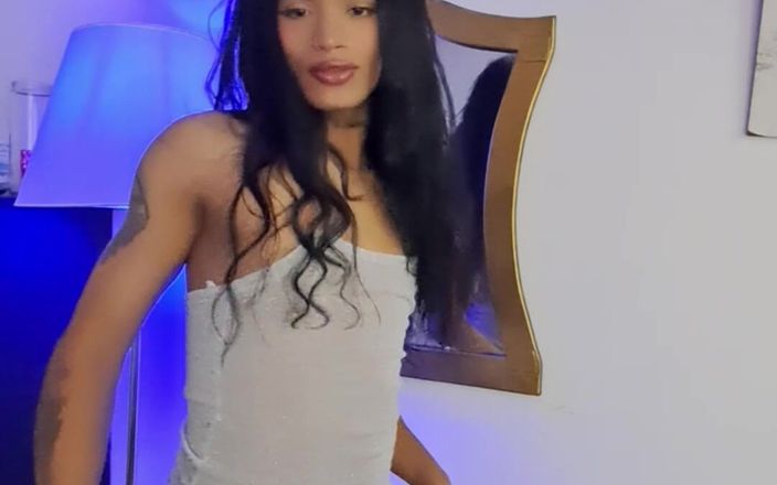 Valera Toro: ヴァレリアはダンスを踊り、ミルクで爆発するまで彼女のチンポをモデル化します。