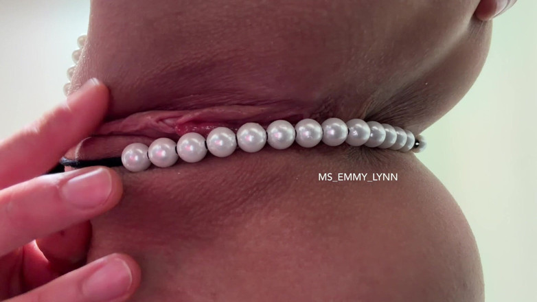 Ms_Emmy_Lynn: Stringi Pearl w Ogolonej cipce z bliska