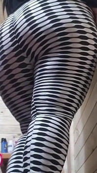 Une MILF prend une douche chez son amant après s’être fait baiser