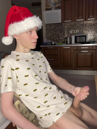 Morflot24: Stoute solo-sessie overstroomt Twink-buikspieren met sperma