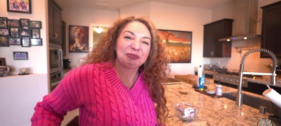 Kiki Daire MILFLand: Ми починаємо з мастурбації... Йому потрібно було знати, що він може тривати з цією гарячою дівчиною, яку він бачив, тому, звичайно, мені довелося допомогти!