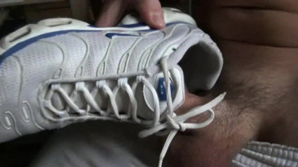 Sneaker gay: Sumisiones de zapatillas con 2 chicas chicos con polla XXL