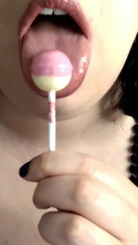 Candy在大乳头上口交